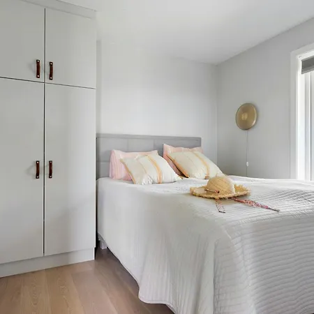 Spacious On Car-free Island With View Høvik